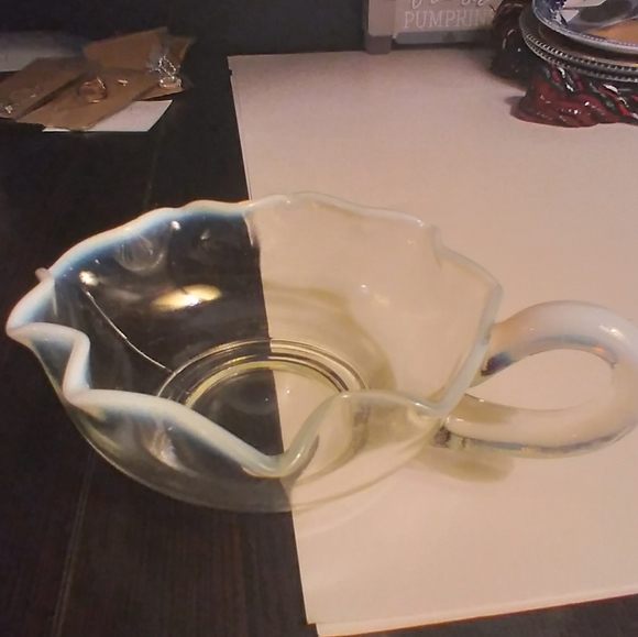 FENTON STYLE GLASS LEAF BOWL - Picture 2 of 4